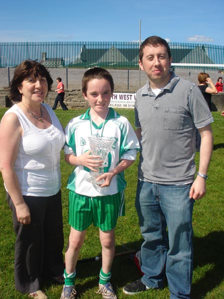 Kathleen and Eddie Grimes presenting the Aodh Ruadh captain Donal O'Keeffe with
the Seamus Grimes Memorial Trophy.