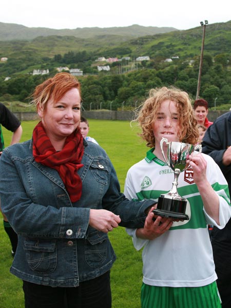 Pauline Sweeny of Aerfort Dun na nGall, sponsors of the competition presents Pauric Patton with the Southern Under 12 Division Cup.