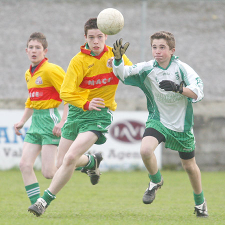 Thomas Anderson about to take possession ahead of Kieran Keown and PJ Gillespie.