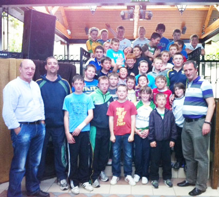 Aodh Ruadh hurlers and their mentors Michael Ayres, Peter Horan and John Rooney pictured with Antrim Legend and former All-Star Terence 'Sambo' McNaughton who joined the lads for a chat in Ballycastle.