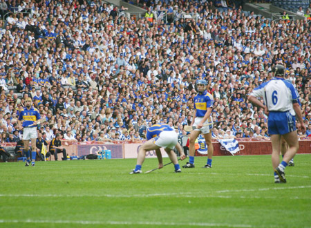 Eoin Kelly about to take a free for Tipperary.