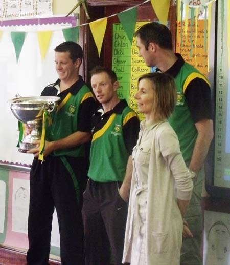 The lads talk to the pupils of Gaelscoil Eirne with Principal Niamh Nic Dhiarmada.