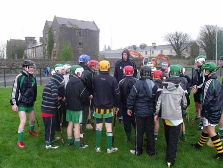 Michael Fennelly giving some tips to Aodh Ruadh's under 12 and under 14 hurlers.