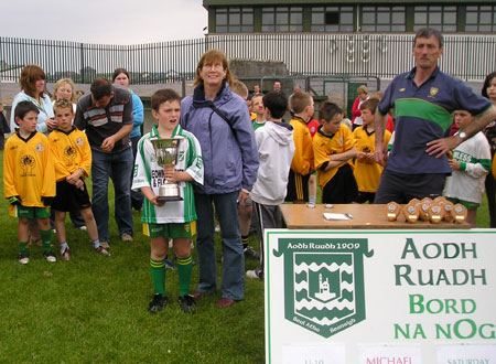 Noreen Shannon presents the Michael Shannon trophy to the Aodh Ruadh Captain, Eugene Drummond, after the final of the Michael Shannon under 10 tournament in Ballyshannon last Saturday.