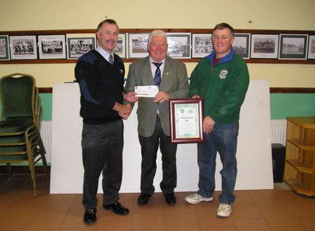 Joe Drummond, ESB Ballyshannon, presents a cheque of 600 to Jim Kane, Chairman, Bord na nÓg and Terrence McShea, Chairman, Aodh Ruadh, in recognition of the achievements of the county championship winning Aodh Ruadh under 12 team.