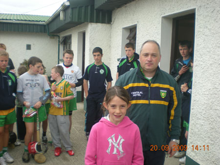 Eddie Lynch, under 8 manager, presenting Aoise McHenry, fifth in the under 8 section with his medal.