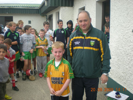 Eddie Lynch, under 8 manager, presenting Jack Monahan, third in the under 8 section with his medal.