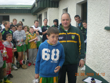 Eddie Lynch, under 8 manager, presenting Ryan McDonald, second in the under 8 section with his medal.
