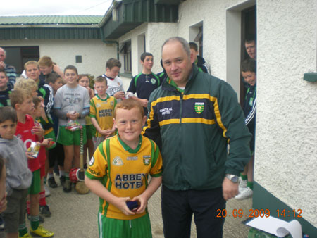 Eddie Lynch, under 8 manager, presenting Conor Monahan, first in the under 8 section with his medal.