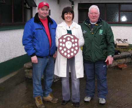 Abbey Garage presents the Sean Slevin plaque to Patricia Slevin<br/> and the Chairman of Bord na nÓg, Jim Kane.