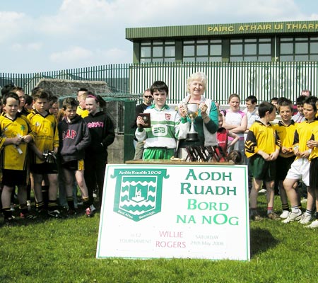 Aodh Ruadh’s winning captain, Matthew Maguire, receives the Willie Rogers trophy from Renee Rogers.